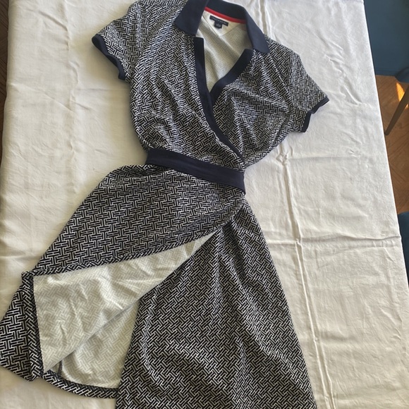Tommy Hilfiger tie wrap dress. Logo pattern, with belt tie waist. Size Medium. - Picture 7 of 8